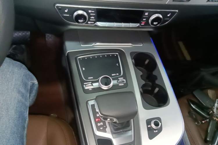 Used Audi Q7 2018 40 TFSI S line Sport Edition Gear Lever