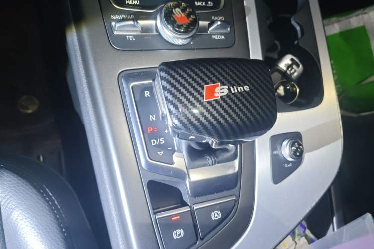 Used Audi Q7 2018 40 TFSI Comfort Model Gear Lever