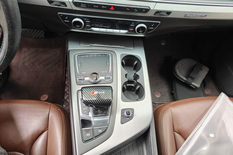 Used Audi Q7 2018 40 TFSI Comfort Model Gear Lever