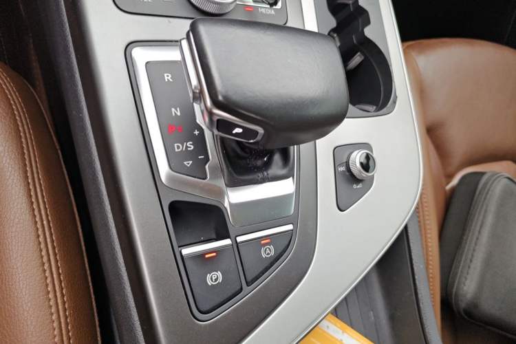 Used Audi Q7 2018 45 TFSI Technology Edition Gear Lever