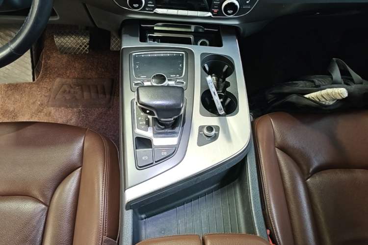 Used Audi Q7 2018 40 TFSI Comfort Model Gear Lever