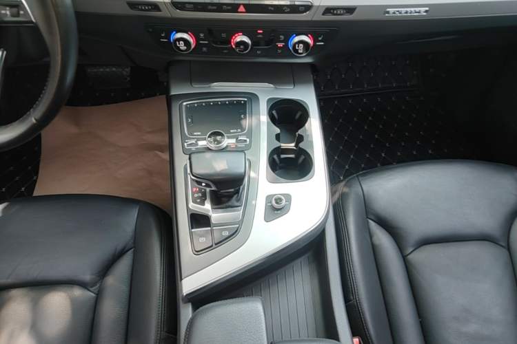 Used Audi Q7 2018 40 TFSI Comfort Model Gear Lever