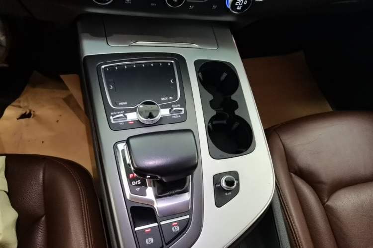 Used Audi Q7 2018 45 TFSI Technology Edition Gear Lever
