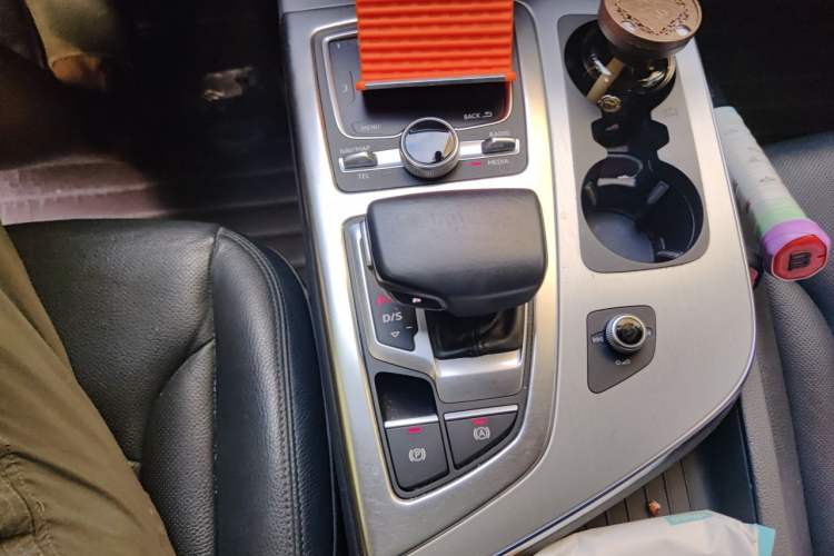 Used Audi Q7 2018 40 TFSI Comfort Model Gear Lever