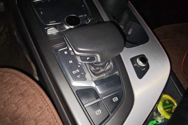 Used Audi Q7 2018 40 TFSI Comfort Model Gear Lever