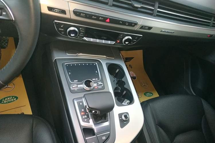 Used Audi Q7 2018 40 TFSI Comfort Model Gear Lever