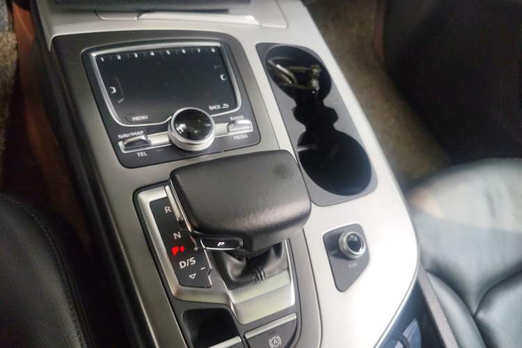 Used Audi Q7 2018 45 TFSI Technology Edition Gear Lever