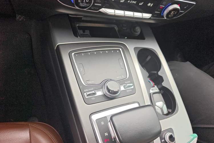 Used Audi Q7 2018 40 TFSI Comfort Model Gear Lever