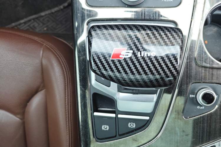 Used Audi Q7 2018 40 TFSI Comfort Model Gear Lever