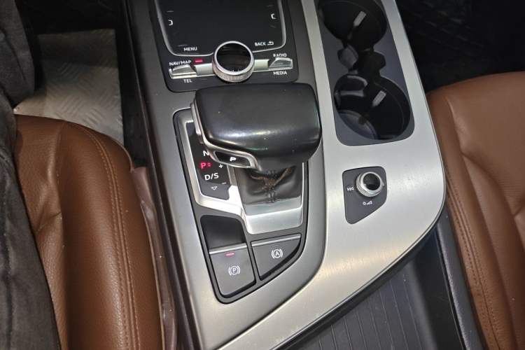 Used Audi Q7 2018 40 TFSI Comfort Model Gear Lever