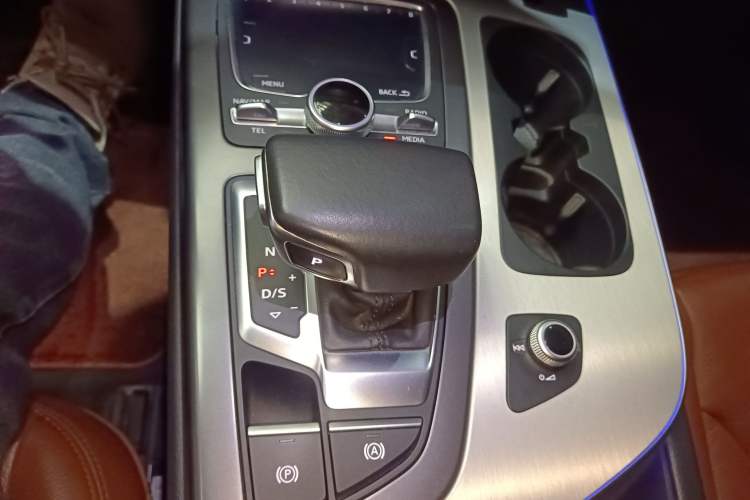Used Audi Q7 2018 40 TFSI Comfort Model Gear Lever