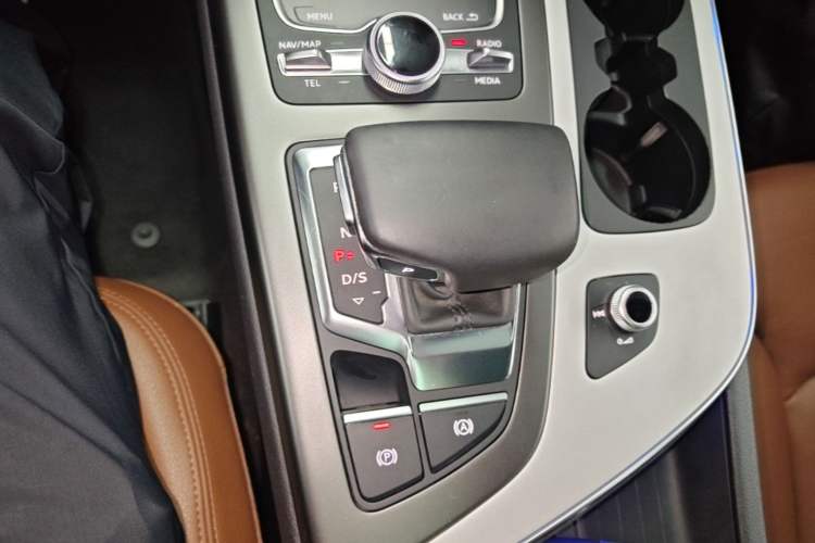 Used Audi Q7 2018 45 TFSI Technology Edition Gear Lever