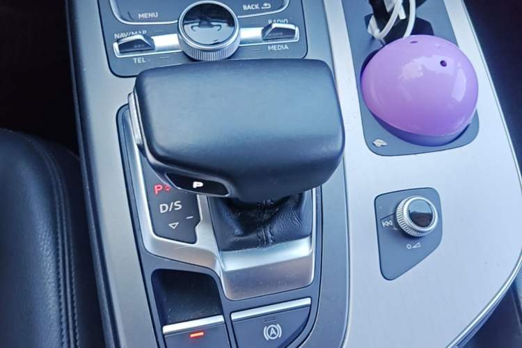 Used Audi Q7 2018 40 TFSI Comfort Model Gear Lever