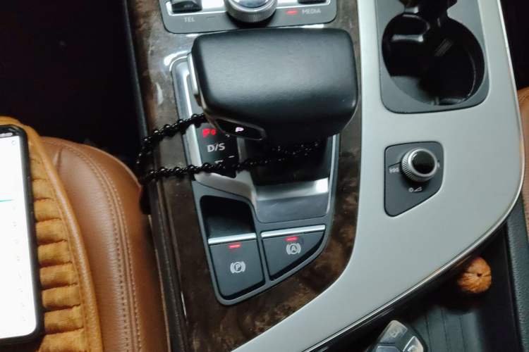 Used Audi Q7 2018 45 TFSI Technology Edition Gear Lever