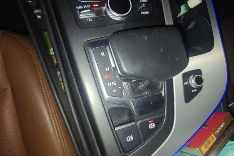 Used Audi Q7 2018 40 TFSI Comfort Model Gear Lever