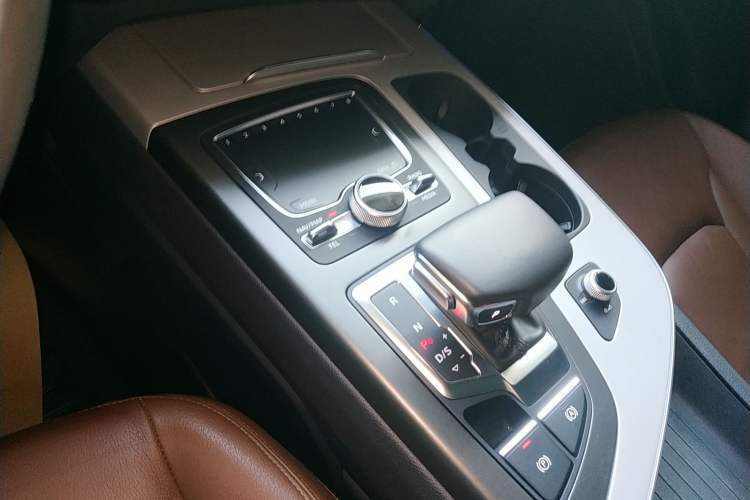 Used Audi Q7 2018 40 TFSI Comfort Model Gear Lever