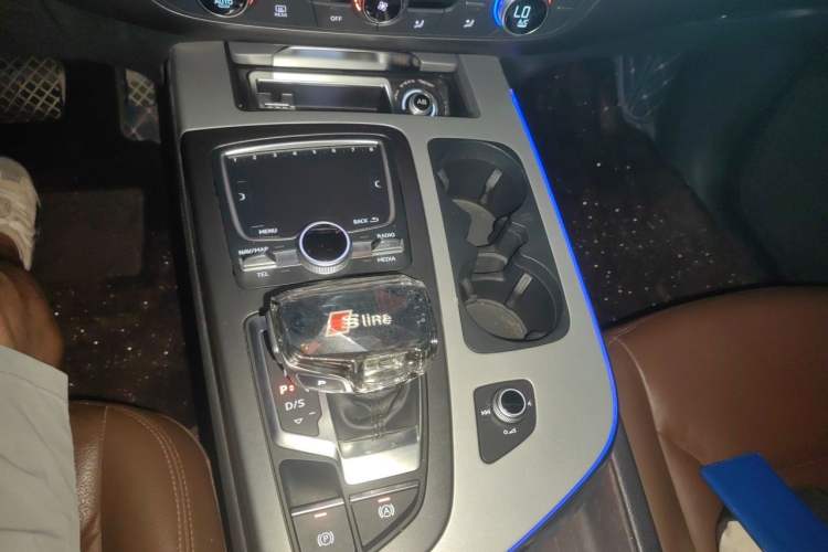 Used Audi Q7 2018 45 TFSI Technology Edition Gear Lever