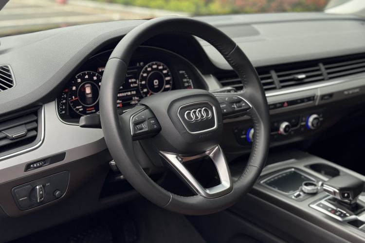 Used Audi Q7 2018 40 TFSI Comfort Model Interior 1