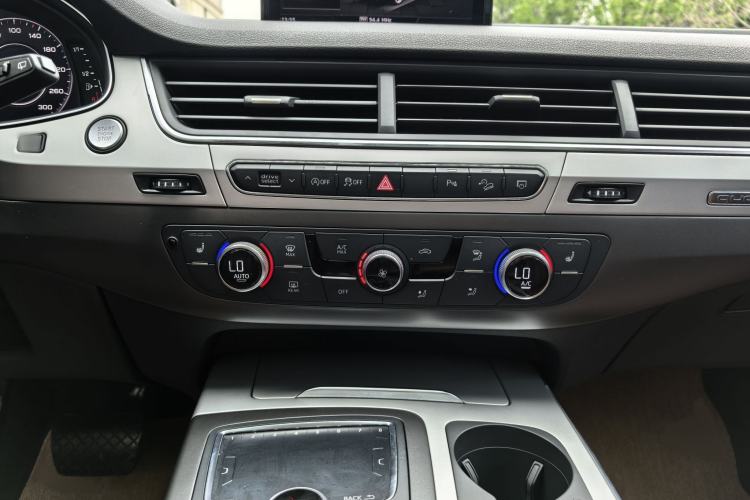 Used Audi Q7 2018 45 TFSI Technology Edition Interior 3