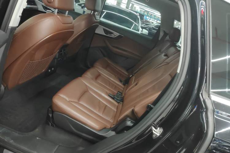 Used Audi Q7 2018 45 TFSI Technology Edition Interior 4