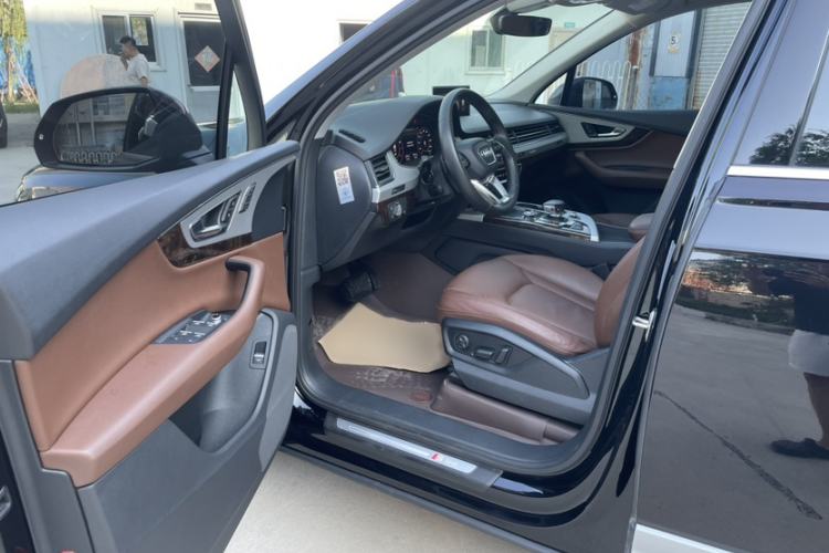 Used Audi Q7 2018 45 TFSI Technology Edition Interior 7