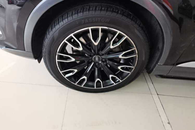 Used Audi Q7 2018 45 TFSI Technology Edition Left Front Wheel Hub