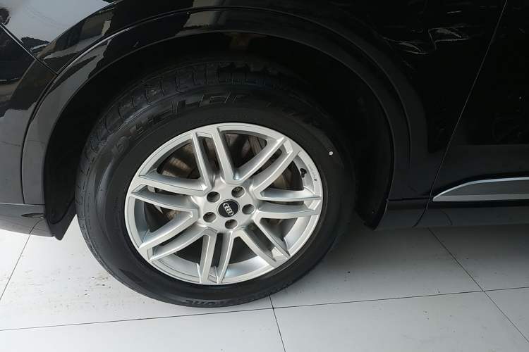 Used Audi Q7 2018 40 TFSI Comfort Model Left Front Wheel Hub