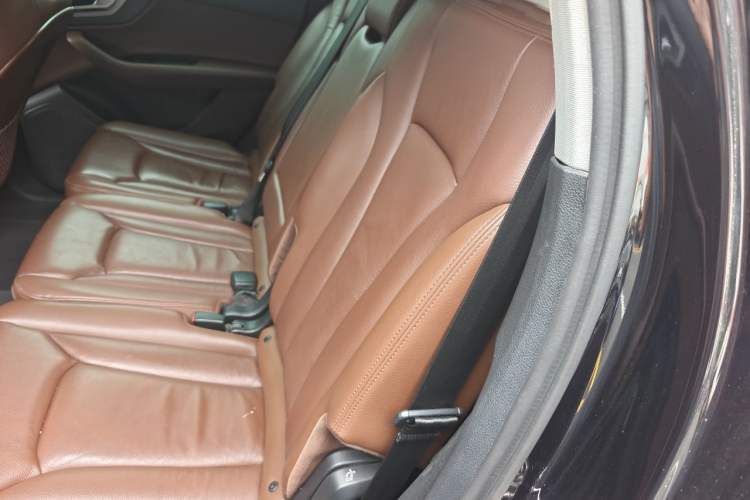 Used Audi Q7 2018 40 TFSI Comfort Model Left Rear Seat