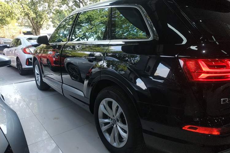 Used Audi Q7 2018 40 TFSI Comfort Model Left Side