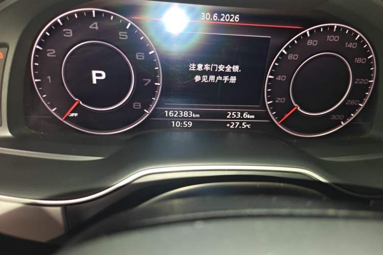 Used Audi Q7 2018 40 TFSI Comfort Model Odometer Close Up