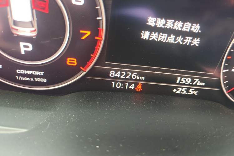 Used Audi Q7 2018 40 TFSI Comfort Model Odometer Close Up