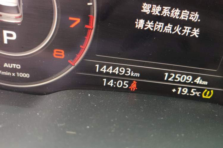 Used Audi Q7 2018 40 TFSI Comfort Model Odometer Close Up