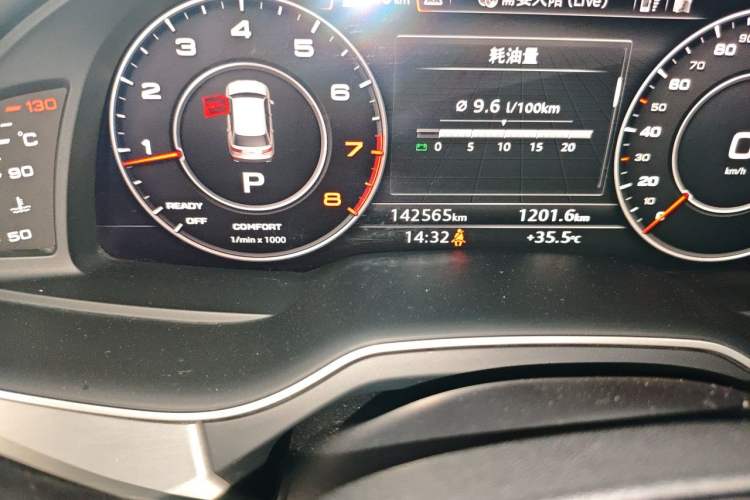 Used Audi Q7 2018 40 TFSI Comfort Model Odometer Close Up