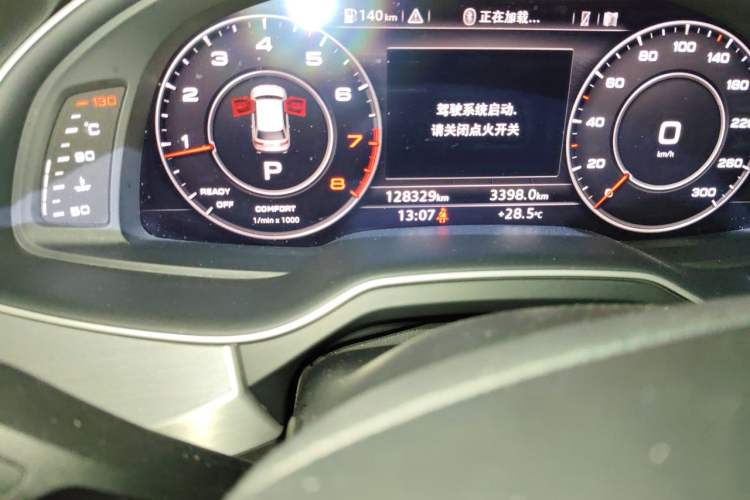 Used Audi Q7 2018 40 TFSI Comfort Model Odometer Close Up