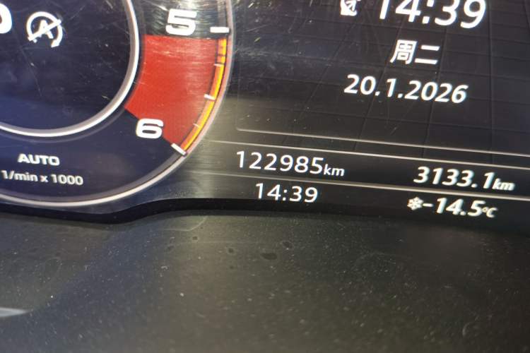 Used Audi Q7 2018 40 TFSI Comfort Model Odometer Close Up