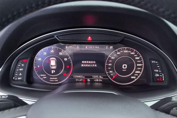 Used Audi Q7 2018 40 TFSI Comfort Model Odometer Close Up
