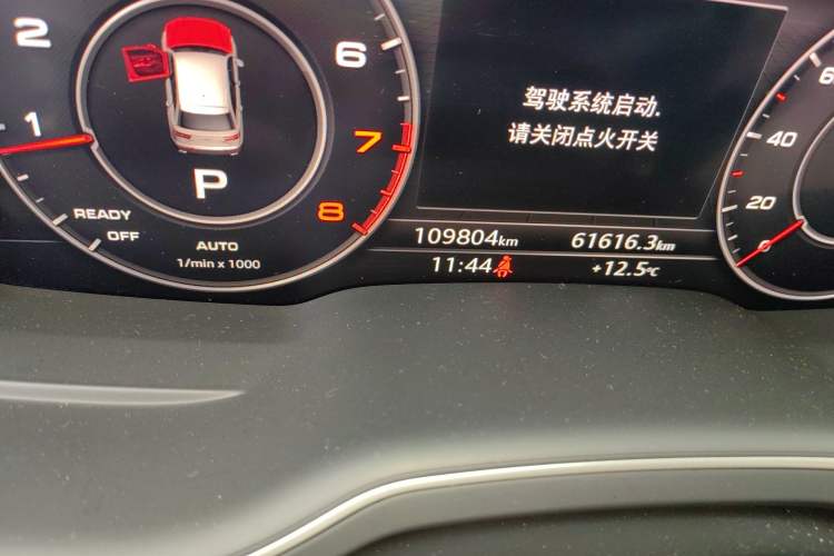 Used Audi Q7 2018 40 TFSI Comfort Model Odometer Close Up