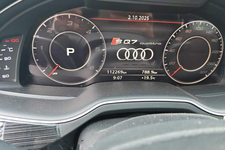 Used Audi Q7 2018 40 TFSI Comfort Model Odometer Close Up