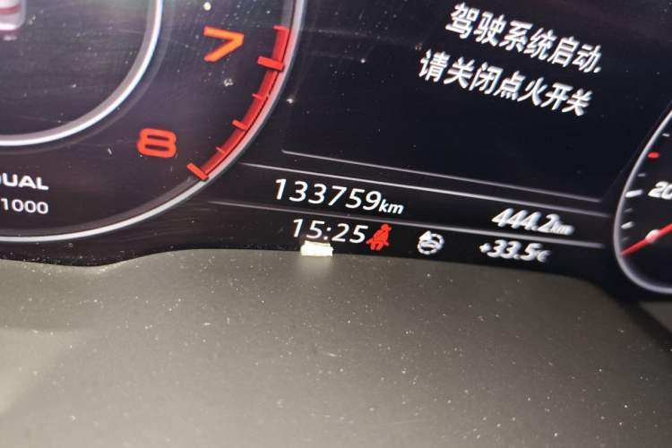 Used Audi Q7 2018 40 TFSI Comfort Model Odometer Close Up