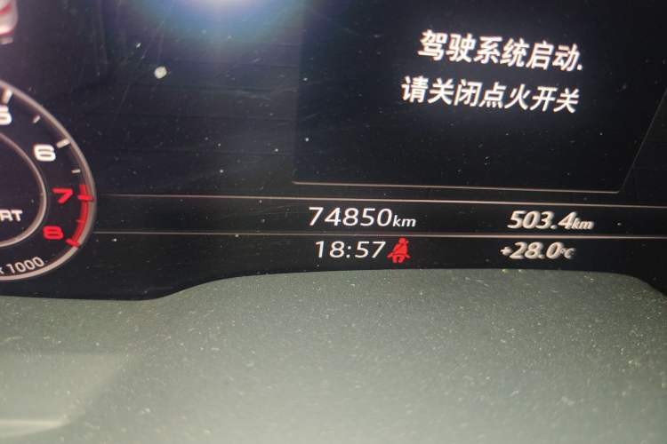 Used Audi Q7 2018 40 TFSI Comfort Model Odometer Close Up