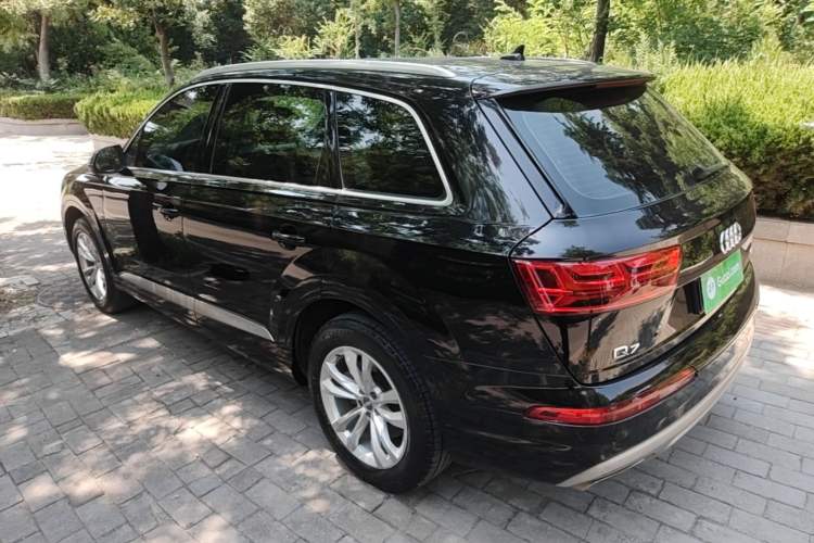Used Audi Q7 2018 40 TFSI Comfort Model Rear Left 45 Deg