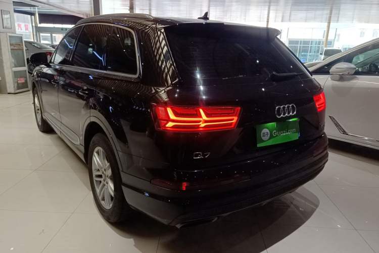 Used Audi Q7 2018 40 TFSI Comfort Model Rear Left 45 Deg