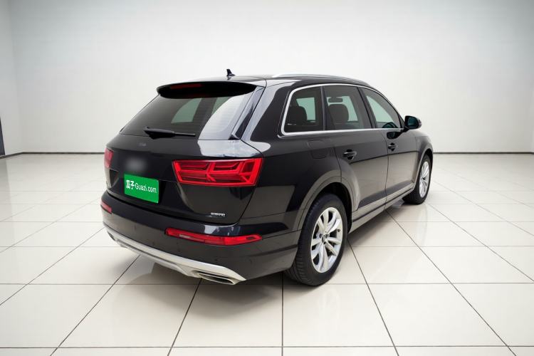 Used Audi Q7 2018 40 TFSI Comfort Model Rear Right 45 Deg
