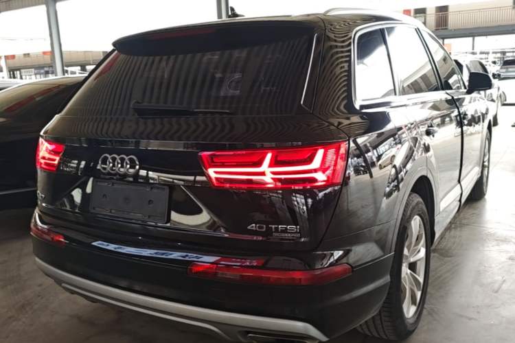 Used Audi Q7 2018 40 TFSI Comfort Model Rear Right 45 Deg