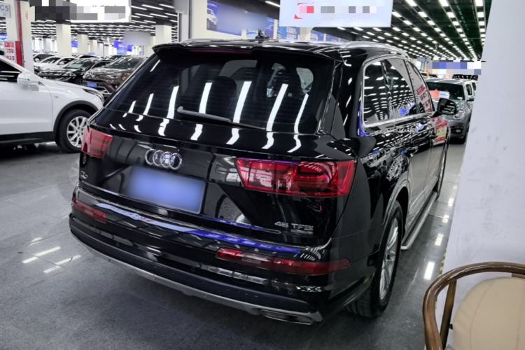 Used Audi Q7 2018 40 TFSI Comfort Model Rear Right 45 Deg