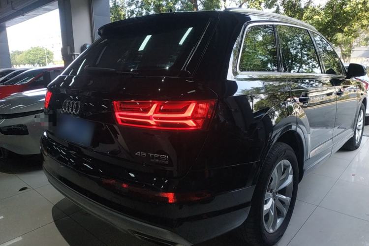 Used Audi Q7 2018 40 TFSI Comfort Model Rear Right 45 Deg