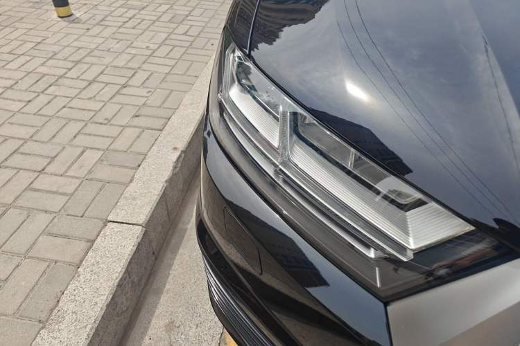 Used Audi Q7 2018 40 TFSI Comfort Model Right Front Headlight