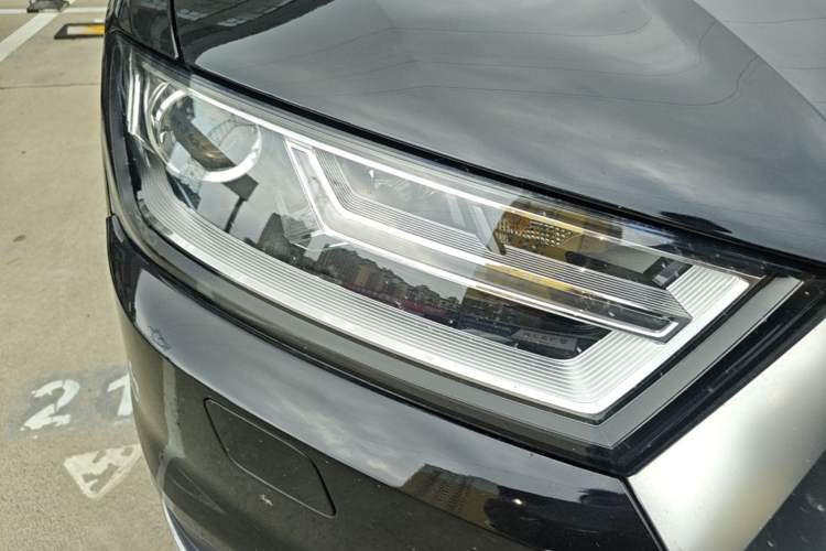 Used Audi Q7  Right Front Headlight