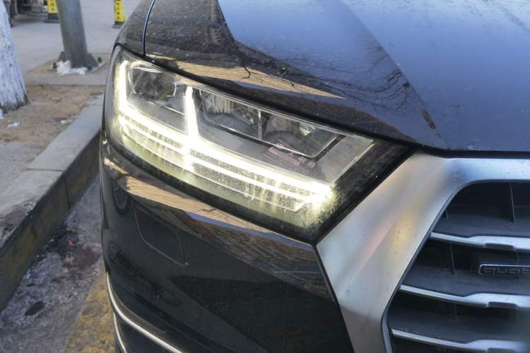 Used Audi Q7 2018 40 TFSI Comfort Model Right Front Headlight