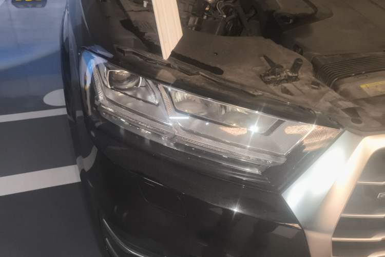 Used Audi Q7 2018 40 TFSI Comfort Model Right Front Headlight